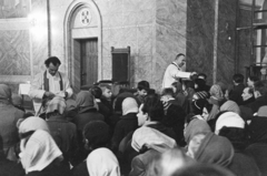 Hungary, Budapest IX., Üllői út 145., Szent Kereszt-templom., 1959, Hámori Gyula, church interior, priest, devotee, Budapest, Fortepan #276086