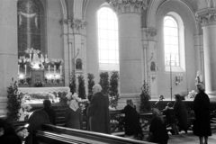 Hungary, Budapest IX., Bakáts tér, Assisi Szent Ferenc-templom., 1959, Hámori Gyula, window, church interior, altar, kneeling, Budapest, Fortepan #276089