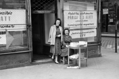 Hungary, Budapest V., a felvétel a Ferenciek tere (Egyetem utca) 3. szám alatti Ofotért bolt előtt, a Curia utca sarkánál készült., 1961, Hámori Gyula, Best of, smile, label, women, smoking, store display, sign-board, table, overall, iron bars, vendor, camera store, shopping hours, Show window, padlock, optician, Budapest, Fortepan #276090