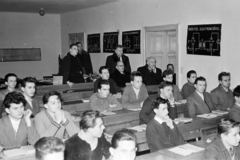 Hungary, Esztergom, Bottyán János utca 10., a Temesvári Pelbárt Ferences Gimnázium és Kollégium egyik tanterme. Hátul jobbra Mihelics Vid szociálpolitikus, az Új Ember szerkesztője áll., 1957, Hámori Gyula, learning, Fortepan #276092