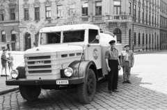 Magyarország, Budapest VIII., Kálvária (Kulich Gyula) tér, a Csepel D-420 -as típusú lajtos kocsi mögött az Illés utca - Losonci utca sarkán álló ház látható., 1958, Hámori Gyula, Best of, teherautó, rendszám, Csepel D-420, Csepel-márka, lajtoskocsi, Budapest, Fortepan #276100