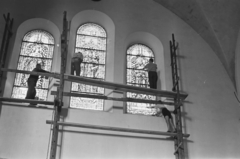 Hungary, Budapest IX., Haller utca, Páli Szent Vince-templom. Szent Imre, Szent István, és Szent László üvegablak a kereszthajóban., 1959, Hámori Gyula, scaffolding, restoration, stained glass, church interior, Budapest, Fortepan #276121