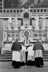 Hungary, Esztergom, Bazilika, a felvétel a főoltár előtt készült., 1956, Hámori Gyula, priest, sculpture, altar, Fortepan #276133