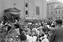 Magyarország, Vác, Schuszter Konstantin (Konstantin) tér, az úrnapi körmenet egyik oltára a Nagyboldogasszony-székesegyház mögött., 1955, Hámori Gyula, hívő, tömeg, kereszt_jelkép, háttal, Fortepan #276153