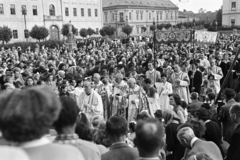 Magyarország, Vác, Schuszter Konstantin (Konstantin) tér, úrnapi körmenet a Nagyboldogasszony-székesegyház előtt., 1955, Hámori Gyula, ünnepség, pap, hívő, katolikus, tömeg, baldachin, Fortepan #276155