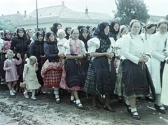 Hungary, Rákóczi út, úrnapi körmenet részvevői a Szent András-templomnál., 1957, Hámori Gyula, women, folk costume, Fortepan #276160