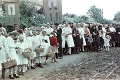 Hungary, Rákóczi út, úrnapi körmenet részvevői, balra a Szent András-templom., 1957, Hámori Gyula, girls, folk costume, basket, Fortepan #276161