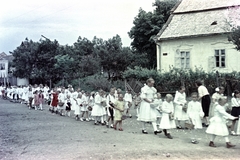 Hungary, Rákóczi út, úrnapi körmenet részvevői a Szent András-templomnál., 1957, Hámori Gyula, girls, Fortepan #276162