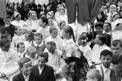 Hungary, Hősök tere, úrnapi körmenet részvevői a Szent András-templom előtt., 1957, Hámori Gyula, kids, folk costume, Fortepan #276165