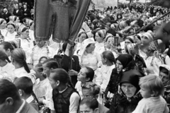 Hungary, Hősök tere, úrnapi körmenet részvevői a Szent András-templom előtt., 1957, Hámori Gyula, folk costume, procession, mass, tress, Fortepan #276166