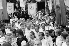 Hungary, Hősök tere, úrnapi körmenet részvevői a Szent András-templom előtt., 1957, Hámori Gyula, girls, headdress, Fortepan #276167