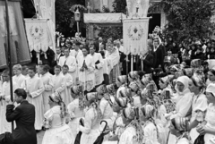 Hungary, Hősök tere, úrnapi körmenet részvevői a Szent András-templom előtt., 1957, Hámori Gyula, folk costume, headdress, Fortepan #276168