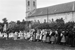 Hungary, Rákóczi út, úrnapi körmenet részvevői, háttérben a Szent András-templom., 1957, Hámori Gyula, women, back, folk costume, Fortepan #276173