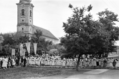 Hungary, Rákóczi út, úrnapi körmenet részvevői, háttérben a Szent András-templom., 1957, Hámori Gyula, procession, Fortepan #276175
