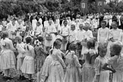 Hungary, Hősök tere, úrnapi körmenet részvevői a Szent András-templom előtt., 1957, Hámori Gyula, girls, folk costume, white dress, basket, tress, Fortepan #276177
