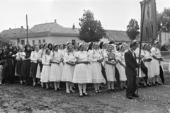 Hungary, Rákóczi út, úrnapi körmenet részvevői a Szent András-templomnál., 1957, Hámori Gyula, girls, folk costume, Fortepan #276179