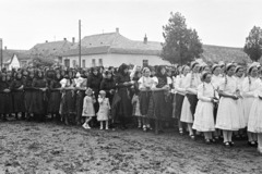 Hungary, Rákóczi út, úrnapi körmenet részvevői a Szent András-templomnál., 1957, Hámori Gyula, women, girls, folk costume, Fortepan #276180