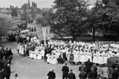 Hungary, Hősök tere, úrnapi körmenet részvevői a Szent András-templom előtt., 1957, Hámori Gyula, procession, kneeling, village, Fortepan #276183