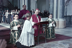 Hungary, Budapest V., Március 15. tér, Belvárosi Nagyboldogasszony Főplébánia-templom. A felvétel az oltár előtt készült., 1959, Hámori Gyula, Budapest, colorful, vestments, surplice, priest, kneeling, Fortepan #276184