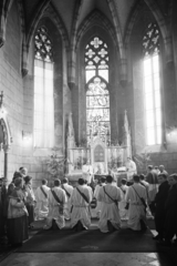 Hungary, Veszprém, Szentháromság tér, Szent Mihály-székesegyház, a felvétel papok szentelésekor készült., 1954, Hámori Gyula, church interior, ordination, altar, gothic, Fortepan #276190