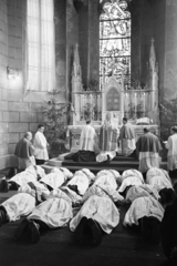 Hungary, Veszprém, Szentháromság tér, Szent Mihály-székesegyház, a felvétel papok szentelésekor készült., 1954, Hámori Gyula, church interior, ordination, altar, Fortepan #276192