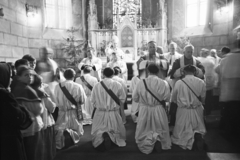 Hungary, Veszprém, Szentháromság tér, Szent Mihály-székesegyház, a felvétel papok szentelésekor készült., 1954, Hámori Gyula, back, ordination, kneeling, looking back, church interior, Fortepan #276195