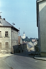 Magyarország, Veszprém, Horgos (Hámán Kató) utca. Háttérben a Jeruzsálemhegyi református templom., 1957, Hámori Gyula, utcakép, színes, templomtorony, lejtő, Fortepan #276200