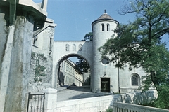 Magyarország, Veszprém, Vár (Tolbuhin) utca, szemben a Hősök Kapuja., 1957, Hámori Gyula, kaputorony, színes, szoborfülke, boltív, Fortepan #276206