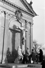 Magyarország, Budapest VIII., Golgota tér, a felvétel a kálváriakápolnánál készült., 1955, Hámori Gyula, kereszt_jelkép, Budapest, Fortepan #276223