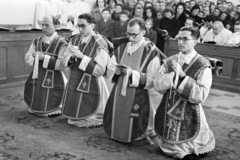 Hungary, Budapest VIII., Mikszáth Kálmán tér 1., Piarista Gimnázium (később a Pázmány Péter Katolikus Egyetem egyik épülete). A felvétel papok szentelésekor az első emeleti kápolnában készült., 1954, Hámori Gyula, vestments, kneeling, ordination, Piarist Order, Budapest, Fortepan #276245