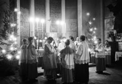 Hungary, Városmajor, Budapest XII., Jézus Szíve-templom (Árkay Aladár és Árkay Bertalan)., 1959, Hámori Gyula, candlelight, liturgy, surplice, priest, christmas tree, Budapest, Fortepan #276250