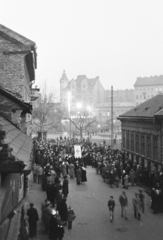 Hungary, Budapest XIII., körmenet résztvevői a Dankó utcában, távolabb a Kálvária (Kulich Gyula) tér melletti házak láthatók., 1959, Hámori Gyula, Budapest, Fortepan #276252