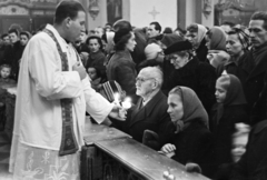 1954, Hámori Gyula, church interior, priest, devotee, candle, Fortepan #276259