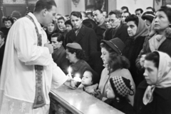 1954, Hámori Gyula, Best of, kid, church interior, surplice, priest, devotee, candle, Fortepan #276261