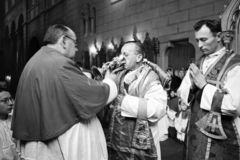 Hungary, Veszprém, Szentháromság tér, Szent Mihály-székesegyház, a felvétel papok szentelésekor készült., 1954, Hámori Gyula, drinking, ordination, chalice, Fortepan #276262