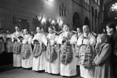 Hungary, Veszprém, Szentháromság tér, Szent Mihály-székesegyház, a felvétel papok szentelésekor készült., 1954, Hámori Gyula, ordination, vestments, Fortepan #276270