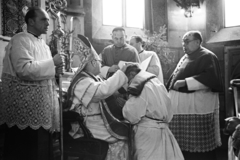 Hungary, Veszprém, Szentháromság tér, Szent Mihály-székesegyház, a felvétel papok szentelésekor készült., 1954, Hámori Gyula, ordination, blessing, shepherd's crook, miter, Fortepan #276271