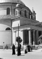 Hungary, Esztergom, Rudnay Sándor tér (Hősök tere), a felvétel a Szent Anna-templom előtt készült., 1960, Hámori Gyula, priest, Fortepan #276308