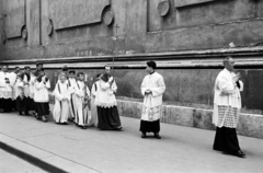 Magyarország, Budapest VI., Szent Teréz (Labda) utca a Nagymező utca közelében, körmenet résztvevői az Avilai nagy Szent Teréz-templom (Terézvárosi templom) mellett., 1961, Hámori Gyula, Budapest, Fortepan #276327