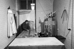 Hungary, Budapest V., Budapest V., Károlyi utca 2-4., az Ecclesia szövetkezet egyházi ruhaszabósága. Miseruhák, palástok szabása., 1960, Hámori Gyula, Budapest, tailors, vestments, sewing machine, tailoring, Singer-brand, Fortepan #276353