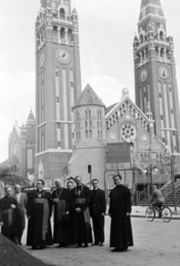 Hungary, Szeged, Dóm tér, háttérben Dömötör torony és a Fogadalmi templom., 1960, Hámori Gyula, priest, Fortepan #276367