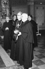 Hungary, Szeged, Dóm tér, a felvétel a Fogadalmi templom oltára előtt készült. Kalappal a kezében Hamvas Endre szeged-csanádi püspök., 1960, Hámori Gyula, priest, hat in hand, Fortepan #276368