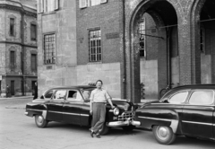 Hungary, Szeged, Aradi vértanúk tere, a felvétel 2. szám alatti Püspöki Hivatal előtt készült. Balra a Zrinyi utca., 1960, Hámori Gyula, cross-legged standing, chauffeur, Fortepan #276370