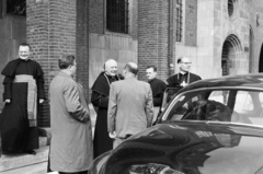 Hungary, Szeged, Aradi vértanúk tere, a felvétel 2. szám alatti Püspöki Hivatal előtt készült. Középen Hamvas Endre szeged-csanádi püspök., 1960, Hámori Gyula, priest, celebrity, Fortepan #276372