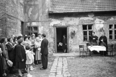 1959, Hámori Gyula, inner courtyard, priest, standing in door, bride, Fortepan #276398