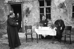 1959, Hámori Gyula, inner courtyard, priest, Fortepan #276400