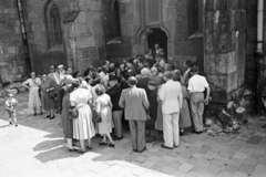 Magyarország, Budapest V., Március 15. tér, a felvétel a Belvárosi Nagyboldogasszony Főplébánia-templom oldalánál, a vietnámi katolikus küldöttség látogatásakor készült., 1956, Hámori Gyula, Budapest, csoportosulás, Fortepan #276408