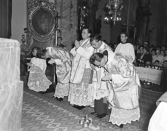 1956, Hámori Gyula, church interior, vestments, bowing, Fortepan #276416