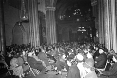 Hungary, Budapest V., Március 15. tér, Belvárosi Nagyboldogasszony Főplébánia-templom. A felvétel orgonahangverseny alkalmával készült., 1960, Hámori Gyula, Budapest, waiting, church interior, audience, Fortepan #276447