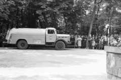 Magyarország, Budapest II., Máriaremete, a Kisboldogasszony-templom kertje. A felvétel a szabadtéri oltárnál tartott mise alkalmával készült., 1961, Hámori Gyula, Budapest, Csepel 344, tankautó, Fortepan #276459